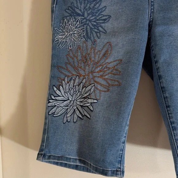 DG2 Diane Gilman Light Blue Denim Bermuda Shorts with Floral Embroidery - Picture 4 of 10